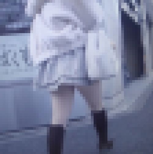 超激カワ美少女がミニスカート履いて風でめくれちゃってエロい　サンプル画像3