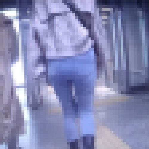 清楚系の美少女がスキニーデニム履いてお尻ムニュムニュさせて歩いてるよ　サンプル画像1