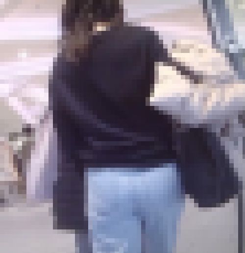 色気抜群の美人お姉さんがデニム履いてプリプリ美尻張らせて歩いてるよ サンプル画像