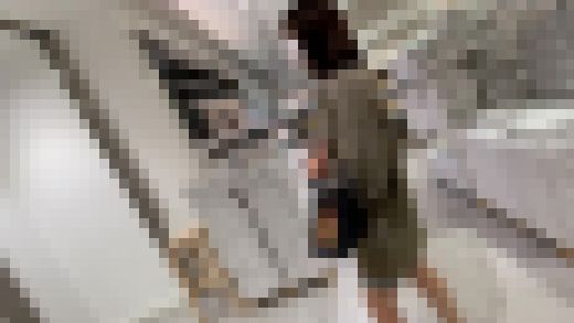 【パンチラ盗撮】渋◯で見つけた柴崎○ウ似OL美女の警戒心MAX冷かかな目線に興奮しながらミニスカパン凸撮　サンプル画像1