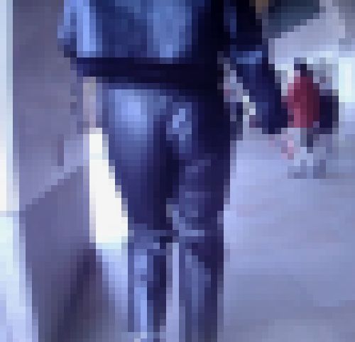清楚で色っぽい美人お姉さんが超ピタピタなレザーパンツ履いてTバック美爆尻を食い込ませて歩く姿がヤバい　サンプル画像2