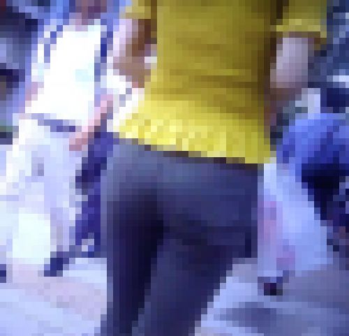 超スレンダートボディでプリ尻の美女が歩いてるよ　サンプル画像1