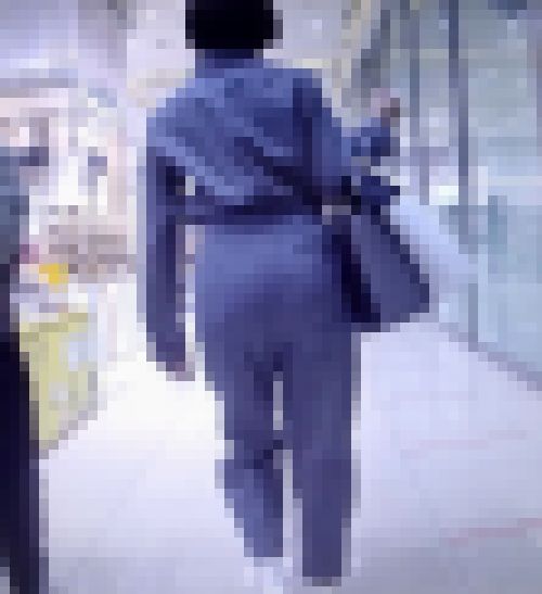 清楚系の小顔美女がクビレ爆尻ボディクネらせながら歩いてるよ　サンプル画像1