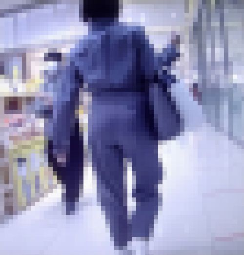 清楚系の小顔美女がクビレ爆尻ボディクネらせながら歩いてるよ　サンプル画像2
