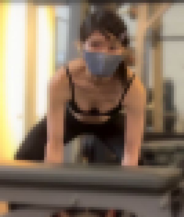 高所得の色白美ボディと谷間を露出！スケベなピーマン尻をパッツンさせつつカメラ目線で無意識に男を誘惑！ 下品なレギンスお姉さん編 サンプル画像
