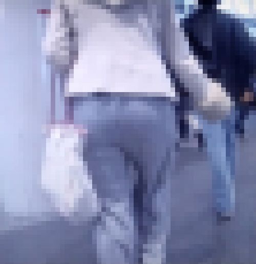 清楚系の激カワ美少女がスラックス履いてお尻モッコリさせて歩いてるよ　サンプル画像1