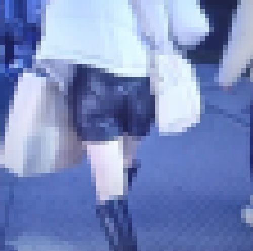 スタイル抜群の激カワ美人ギャルがレザーショートパンツ履いて歩いてるよ サンプル画像