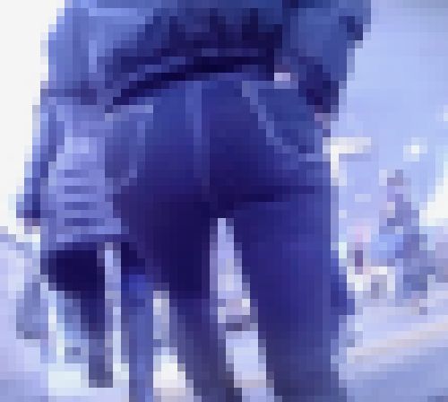 色っぽくて綺麗な美女がスキニーデニム履いて美巨尻パンパンにさせて階段登ってるよ サンプル画像