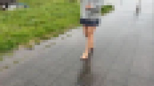 【完全裸足】第25弾!雨の中を裸足で歩く制服女子 サンプル画像2