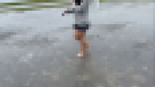 【完全裸足】第25弾!雨の中を裸足で歩く制服女子 サンプル画像3
