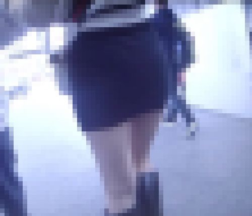 超激カワ美人女子大生がタイトミニスカート履いて美巨尻モッコリさせて歩いてるよ サンプル画像1