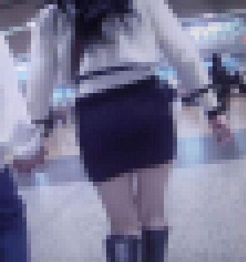 超激カワ美人女子大生がタイトミニスカート履いて美巨尻モッコリさせて歩いてるよ サンプル画像2