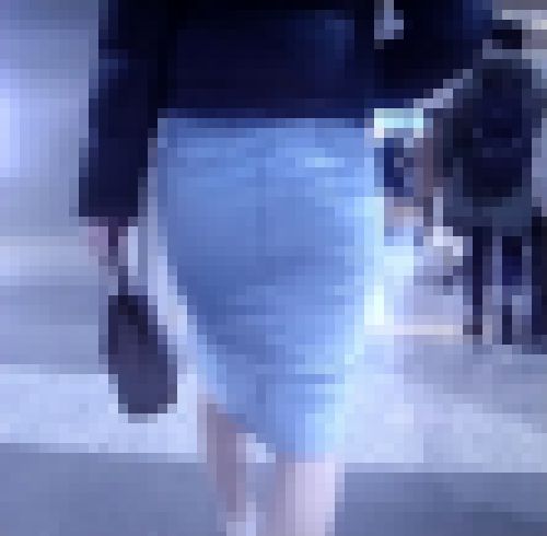 色っぽい美人お姉さんがタイトデニムスカート履いて歩いてるよ サンプル画像