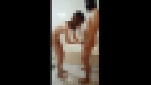 アイドル女子大生のさやちゃんがおっぱいとお口でチンポを綺麗に洗体してくれたので、お礼に後背位で中出しさせました。　サンプル画像3