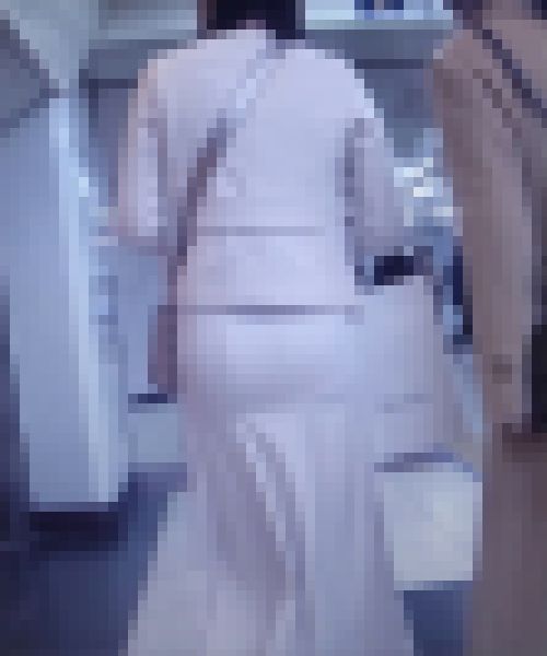 清楚系の激カワ美女がタイトスカートモッコリムニュムニュさせて歩く姿がイヤらしい　サンプル画像2