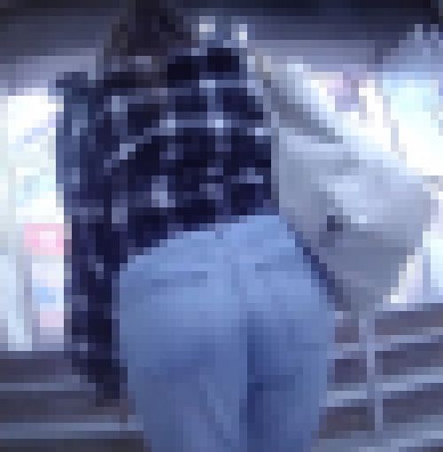 激カワ美人女子大生が美巨尻でデニムをイヤらしくモッコリさせて歩いてるよ サンプル画像
