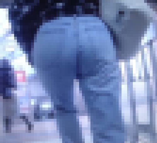 激カワ美人女子大生が美巨尻でデニムをイヤらしくモッコリさせて歩いてるよ　サンプル画像1