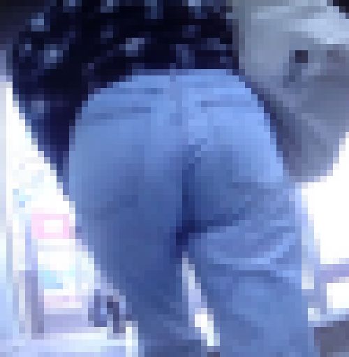 激カワ美人女子大生が美巨尻でデニムをイヤらしくモッコリさせて歩いてるよ　サンプル画像2