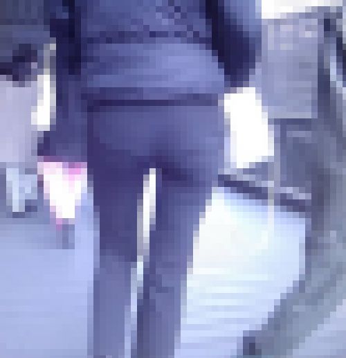 長身美人女子大生がピタパン履いて美脚とエロ尻を強調して歩いてるよ サンプル画像