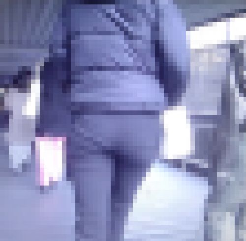 長身美人女子大生がピタパン履いて美脚とエロ尻を強調して歩いてるよ　サンプル画像1