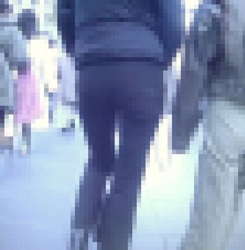 長身美人女子大生がピタパン履いて美脚とエロ尻を強調して歩いてるよ　サンプル画像2