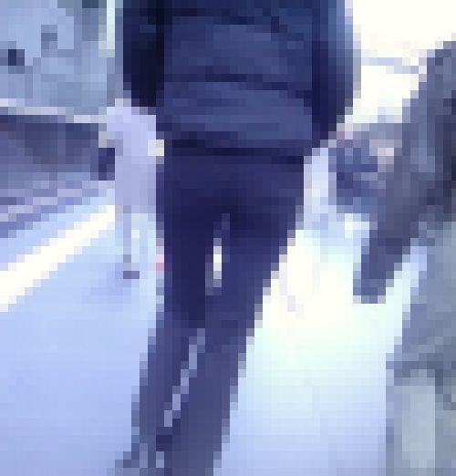 長身美人女子大生がピタパン履いて美脚とエロ尻を強調して歩いてるよ　サンプル画像3
