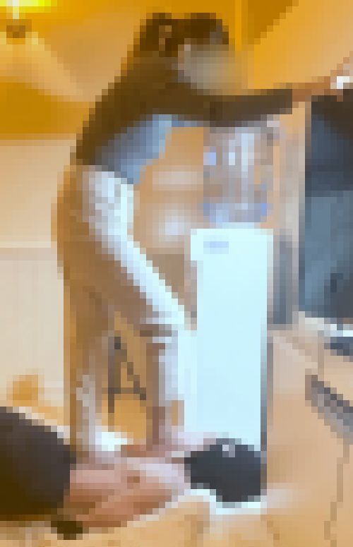 横アングル【ガチしばき】20歳の男の子に顔踏み足舐め最後は腹パン　サンプル画像3