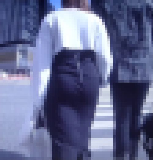 激エロカワギャルがタイトスカート履いて美巨尻強調させて歩いてるよ　サンプル画像1