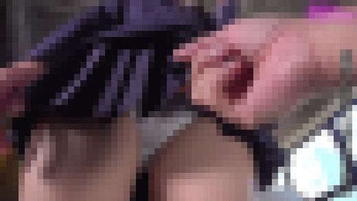 嫌がりながらパンツを見られちゃうミニスカ制服J.K（3） スカートめくり、四つん這いパンチラ編 サンプル画像