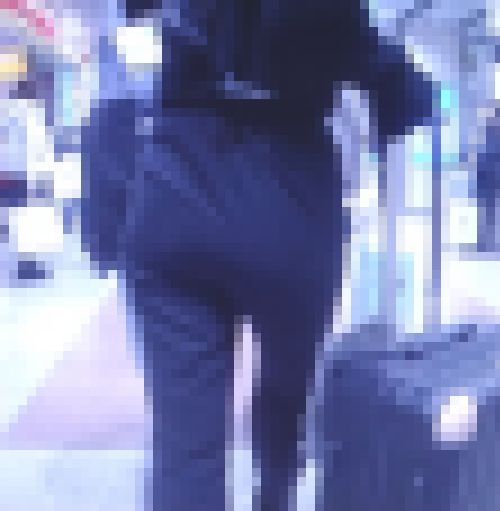 スーパークビレ美巨尻スタイルの超絶美●女がピタパン履いて肉尻プルプル揺らして歩いてるよ　サンプル画像1