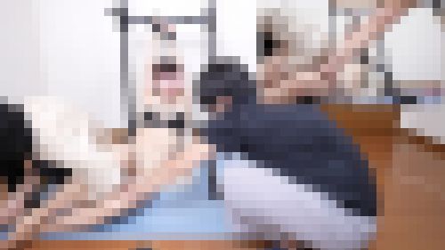 【音量注意】まるでプロレスごっこをしてるかのように暴れまくり発狂しちゃう敏感お姉さん（完全オリジナル） サンプル画像