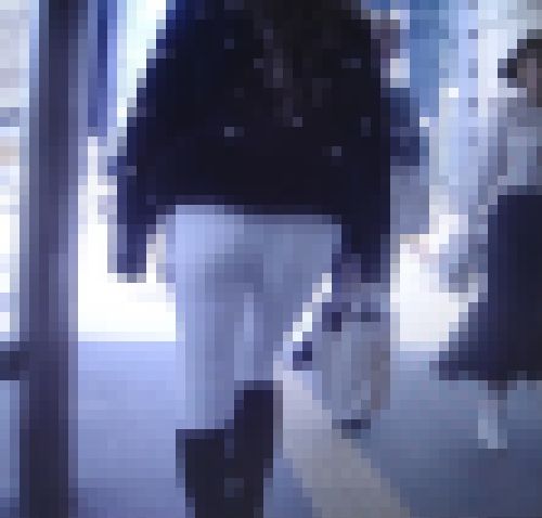 超ハイスペック極上美人ギャルがスキニーデニム履いて美巨尻強調させて歩いてるよ　サンプル画像1
