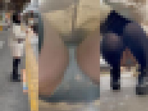 続編【撮影バレ】電車でニーハイソックス履いたお姉さんの対面パンチラ撮ってたらパンツ見せつけてきた件（乗り換え編）　サンプル画像2