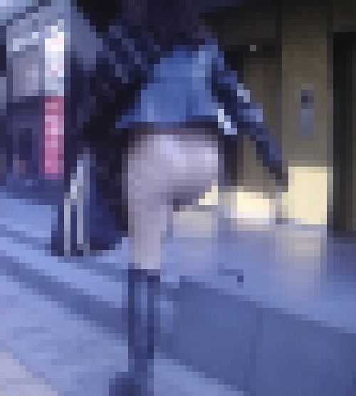 色気ムンムンの超絶美女がタイトレザーパンツ履いて美巨尻密着させて歩いてるよ　サンプル画像2