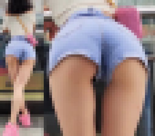 高画質 街中でいきなり柔軟！お尻と股間が　サンプル画像2