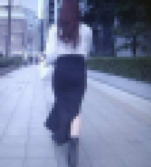 超美クビレスタイルの極上ハイスペック美女がタイトスカート履いてカラダをクネらせながら歩く姿がイヤらしい　サンプル画像2