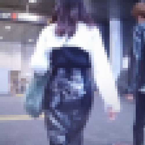 タイトレザースカートを履いたスタイル抜群の極上美女が歩く姿がイヤらしい サンプル画像
