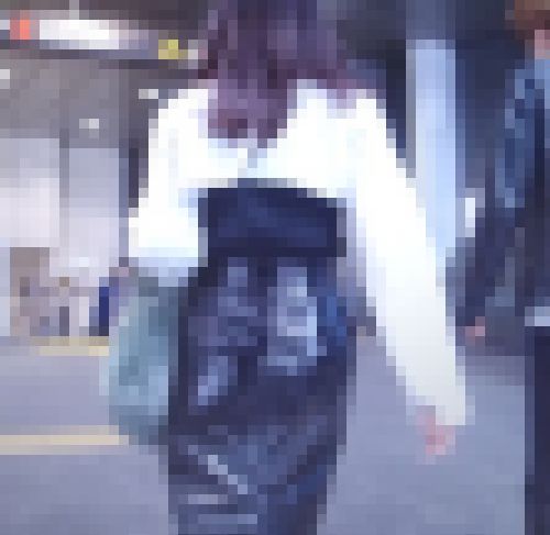 タイトレザースカートを履いたスタイル抜群の極上美女が歩く姿がイヤらしい サンプル画像1
