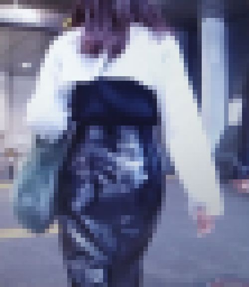 タイトレザースカートを履いたスタイル抜群の極上美女が歩く姿がイヤらしい サンプル画像2