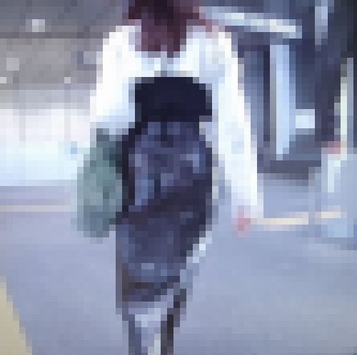 タイトレザースカートを履いたスタイル抜群の極上美女が歩く姿がイヤらしい サンプル画像3