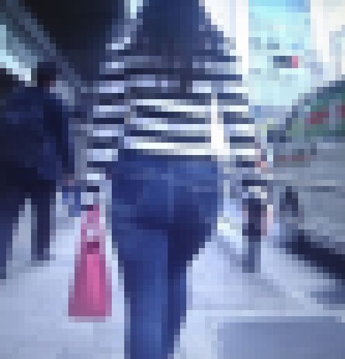 超絶クビレ美巨尻美女が超密着型スキニーデニム履いて歩く姿が最高です　サンプル画像1