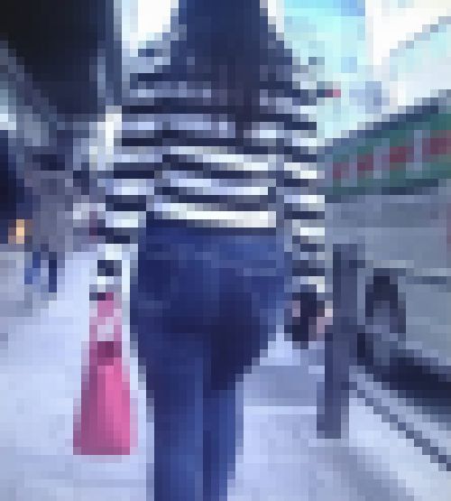 超絶クビレ美巨尻美女が超密着型スキニーデニム履いて歩く姿が最高です　サンプル画像3