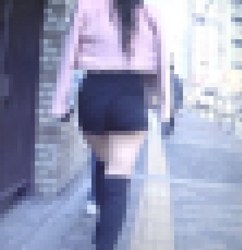 スタイル抜群長身激カワギャルが超密着型ソフトショートパンツ履いて美巨尻食い込ませて歩く姿がエロ過ぎる　サンプル画像2