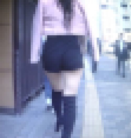 スタイル抜群長身激カワギャルが超密着型ソフトショートパンツ履いて美巨尻食い込ませて歩く姿がエロ過ぎる　サンプル画像3