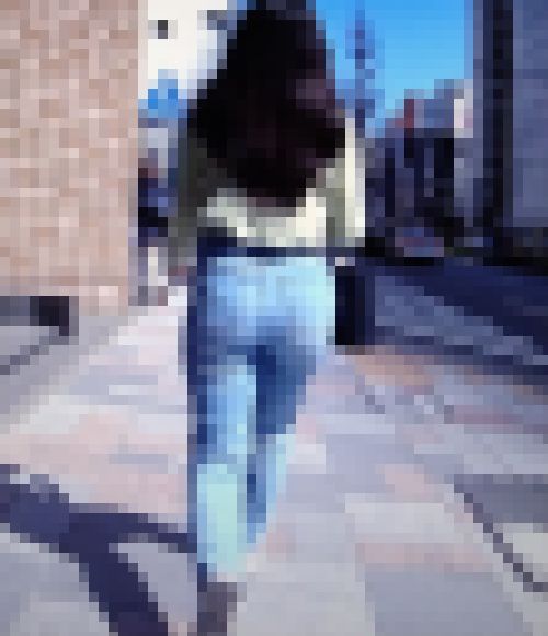 尋常じゃない美爆尻の清楚系美人お姉さんがスキニーデニムをパンパンにして歩く姿がたまらない　サンプル画像1