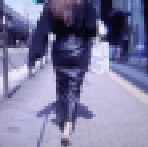 スタイル抜群で超色っぽい美人お姉さんがタイトルレザースカート履いて歩いてるよ サンプル画像