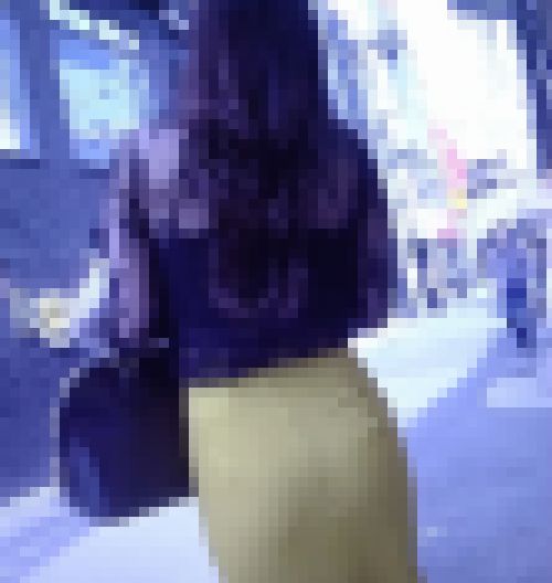 セクシーオーラ全開の超ハイスペック極上美女がスカート越しに網タイツを透かして歩いているよ　サンプル画像1