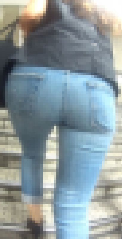 階段ででか尻が迫り来る! サンプル画像
