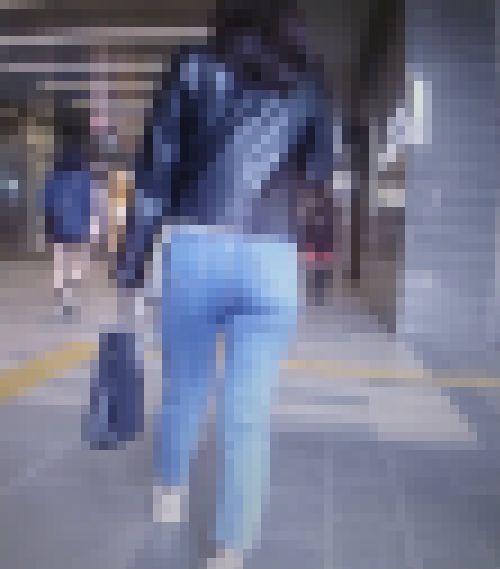 超美人お姉さんがスキニーデニムパンパンにさせて歩いているよ　サンプル画像1