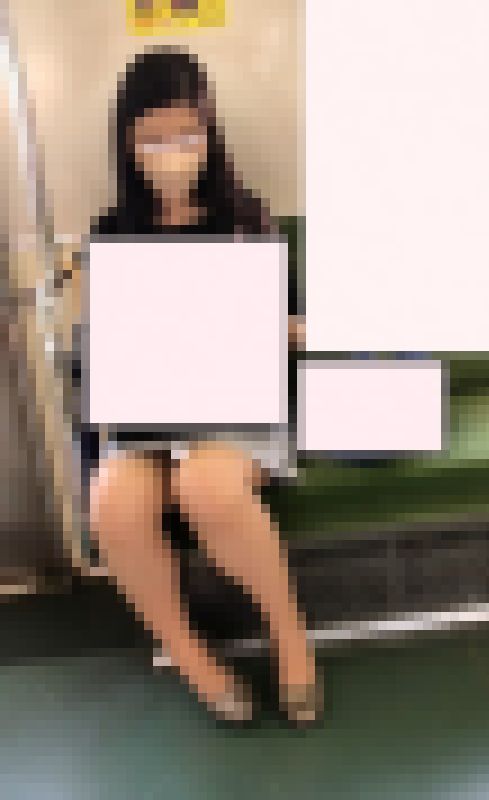 ミニスカ隠さない美女 サンプル画像